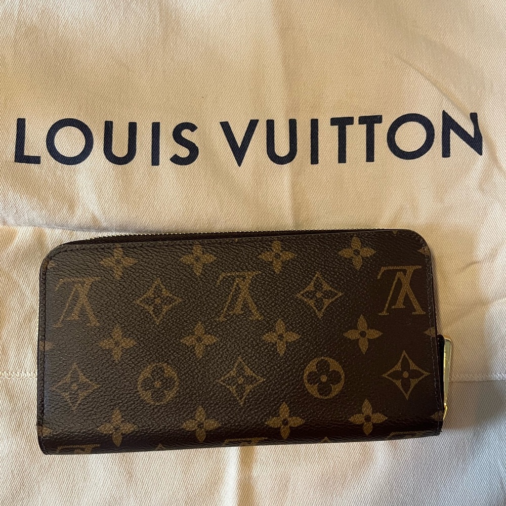 Louis Vuitton Monogram Zippy Wallet